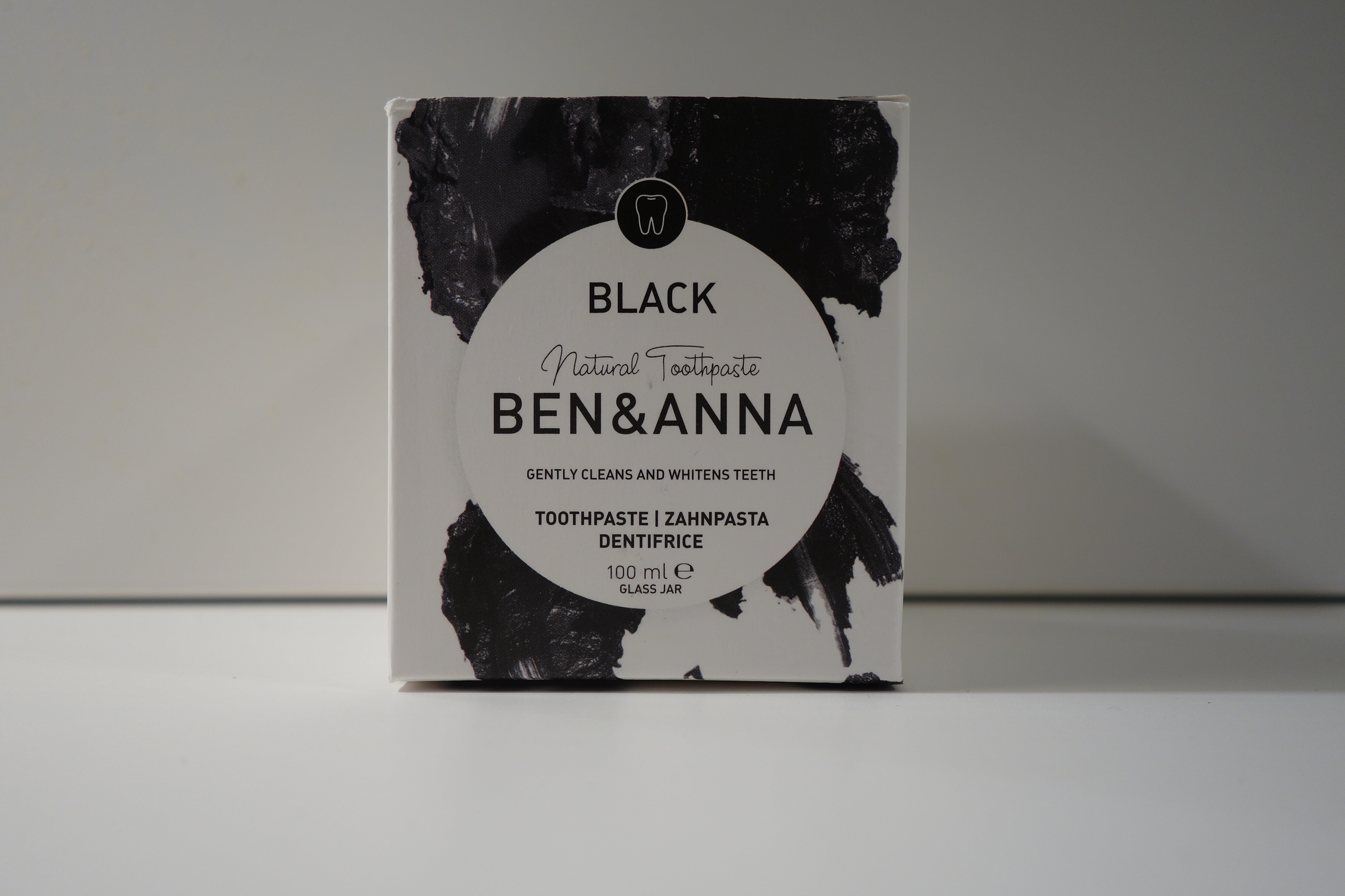 Zahnpasta im Glas mit Aktivkohle