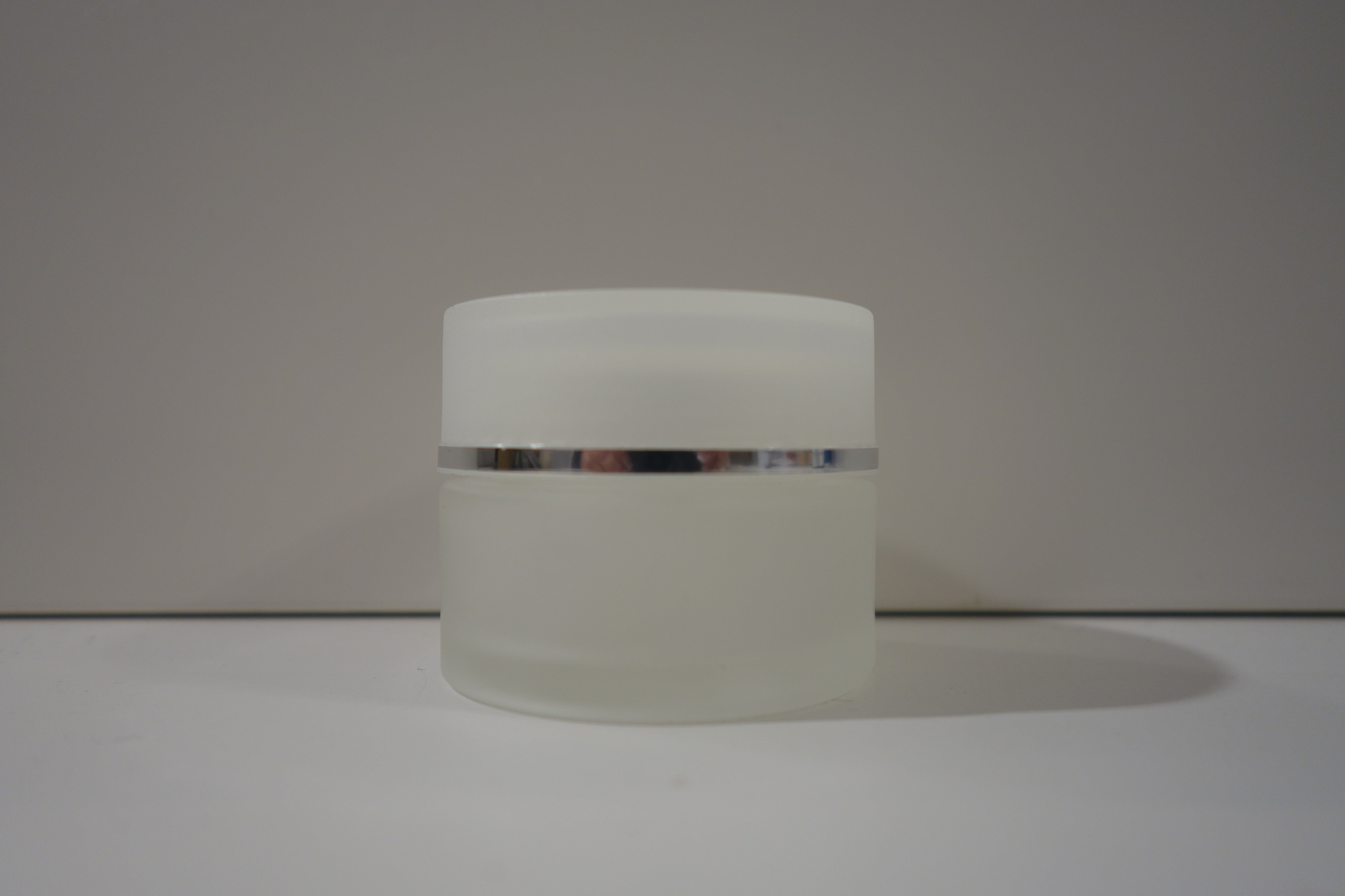 Cremetiegel 30ml mattiert mit umlaufender Silberprägung