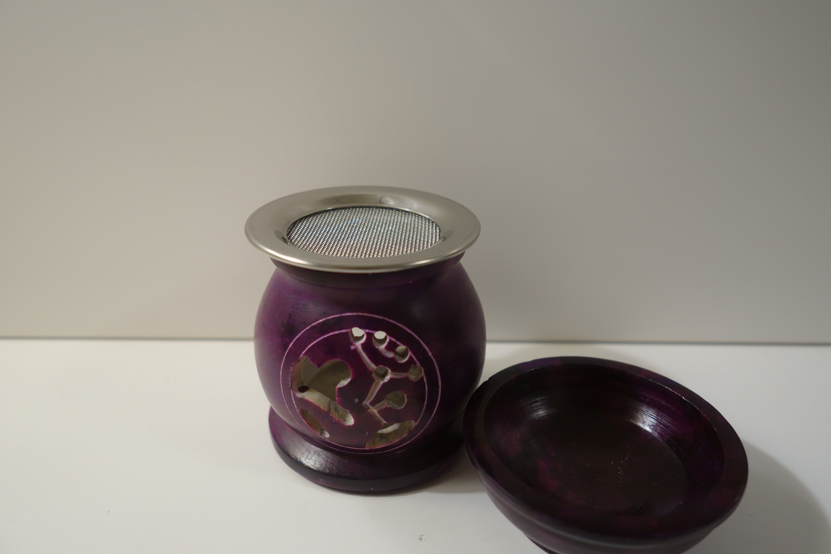 Plantaroma Duftlampe/Aromalampe aus Speckstein mit OM-Symbol lilafarben