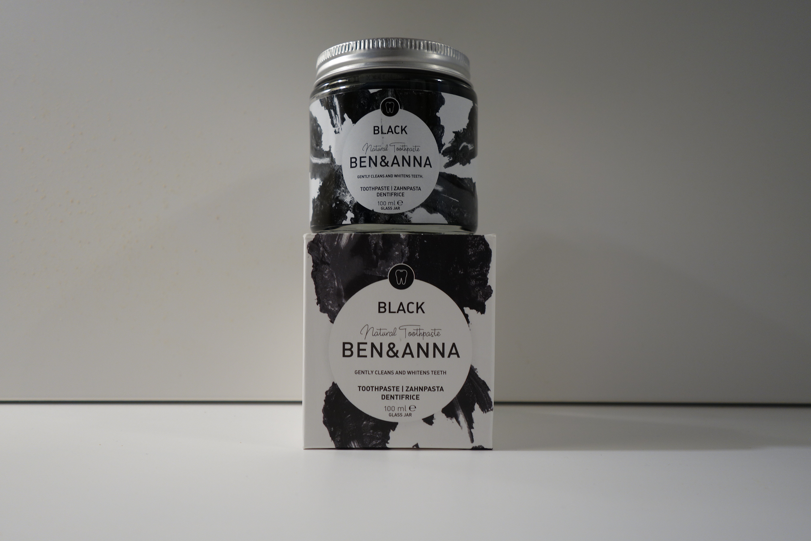 Zahnpasta im Glas mit Aktivkohle