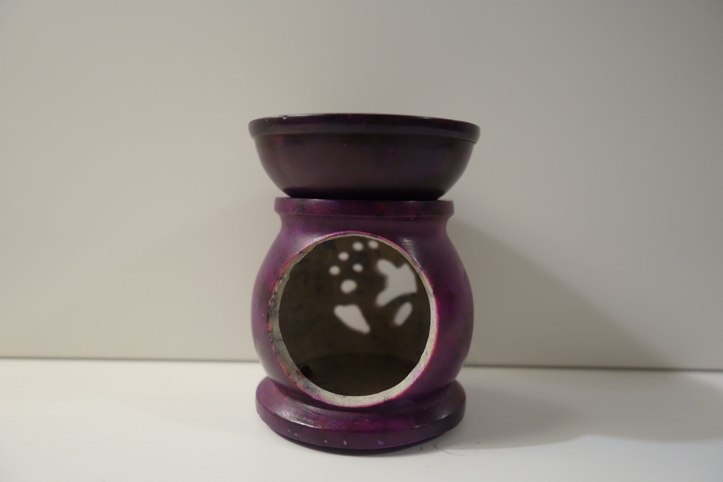 Plantaroma Duftlampe/Aromalampe aus Speckstein mit OM-Symbol lilafarben