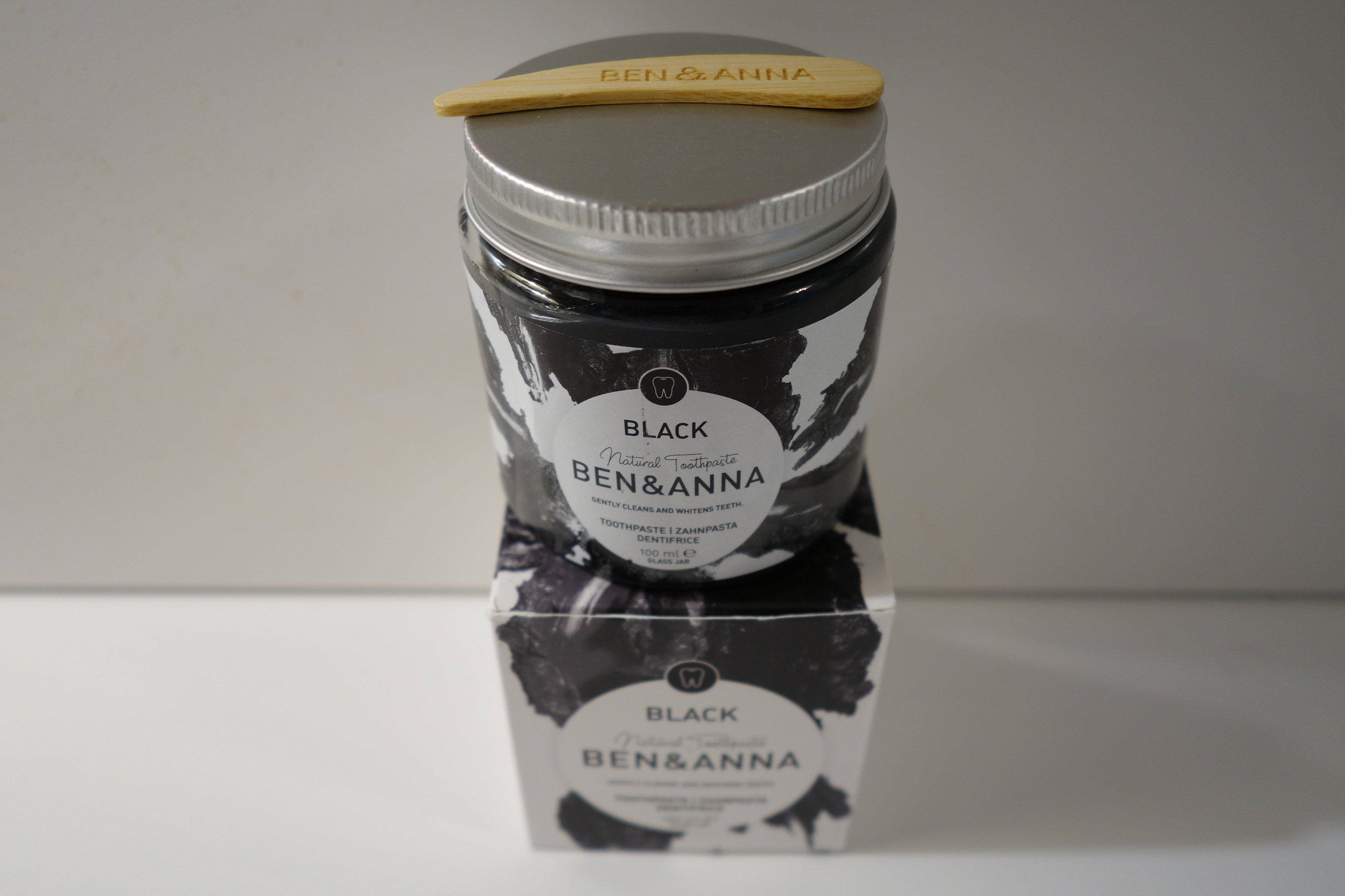 Zahnpasta im Glas mit Aktivkohle