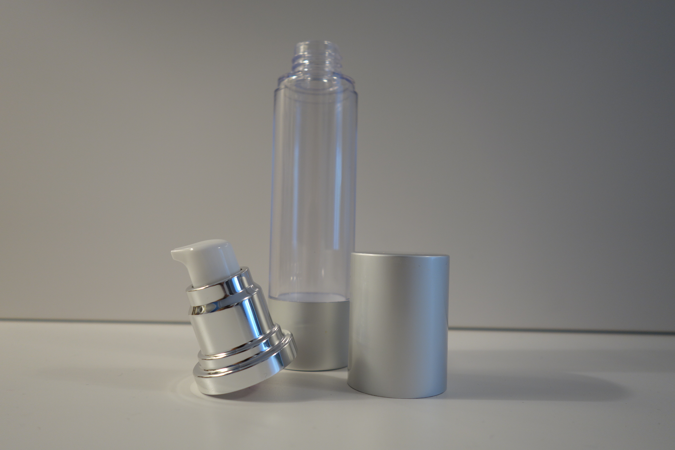 airless Pumpspender silberfarben I transparent