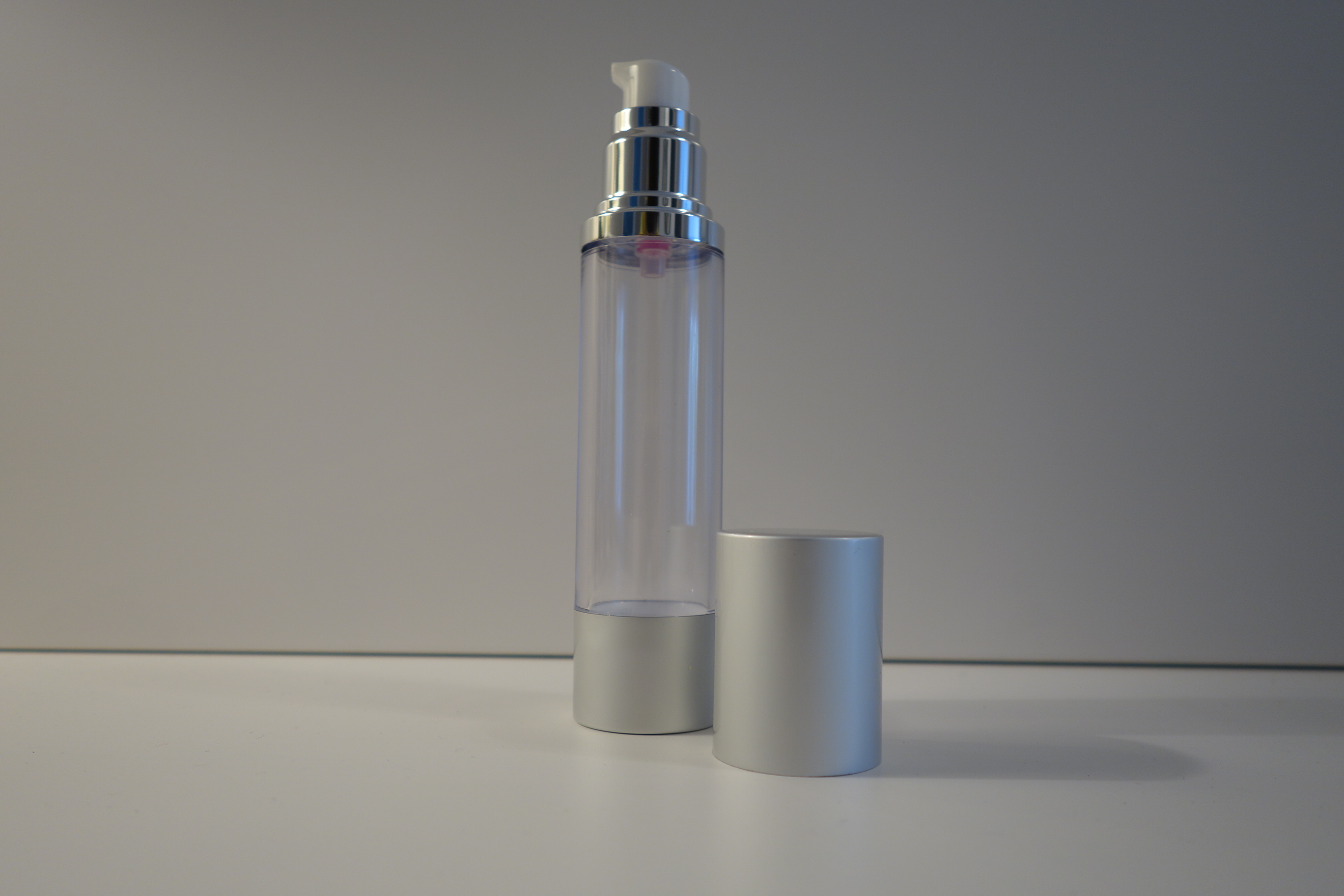 airless Pumpspender silberfarben I transparent