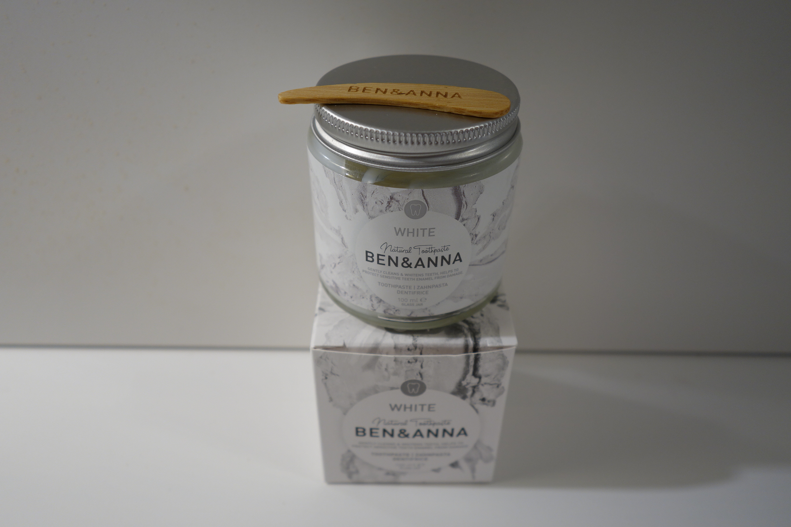 aufhellende Zahnpasta im Glas mit Minzöl & Salbei Extrakt