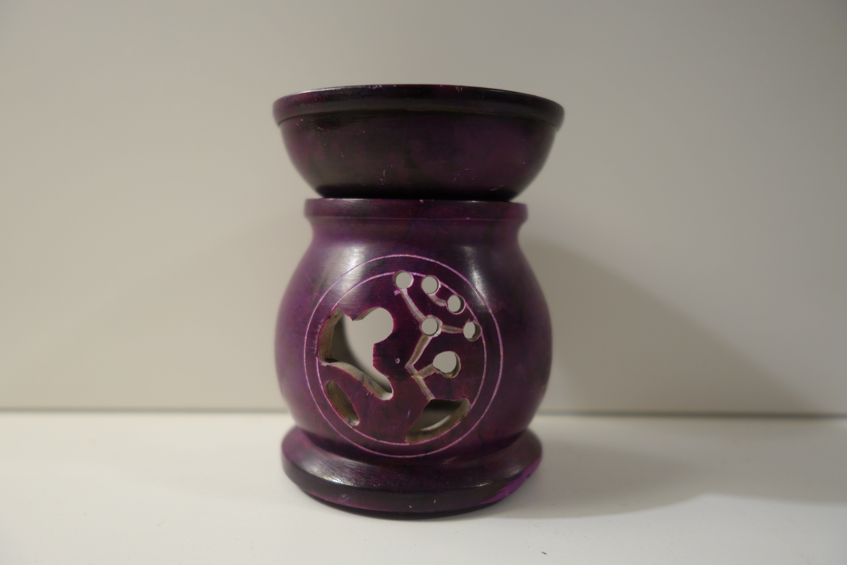 Plantaroma Duftlampe/Aromalampe aus Speckstein mit OM-Symbol lilafarben