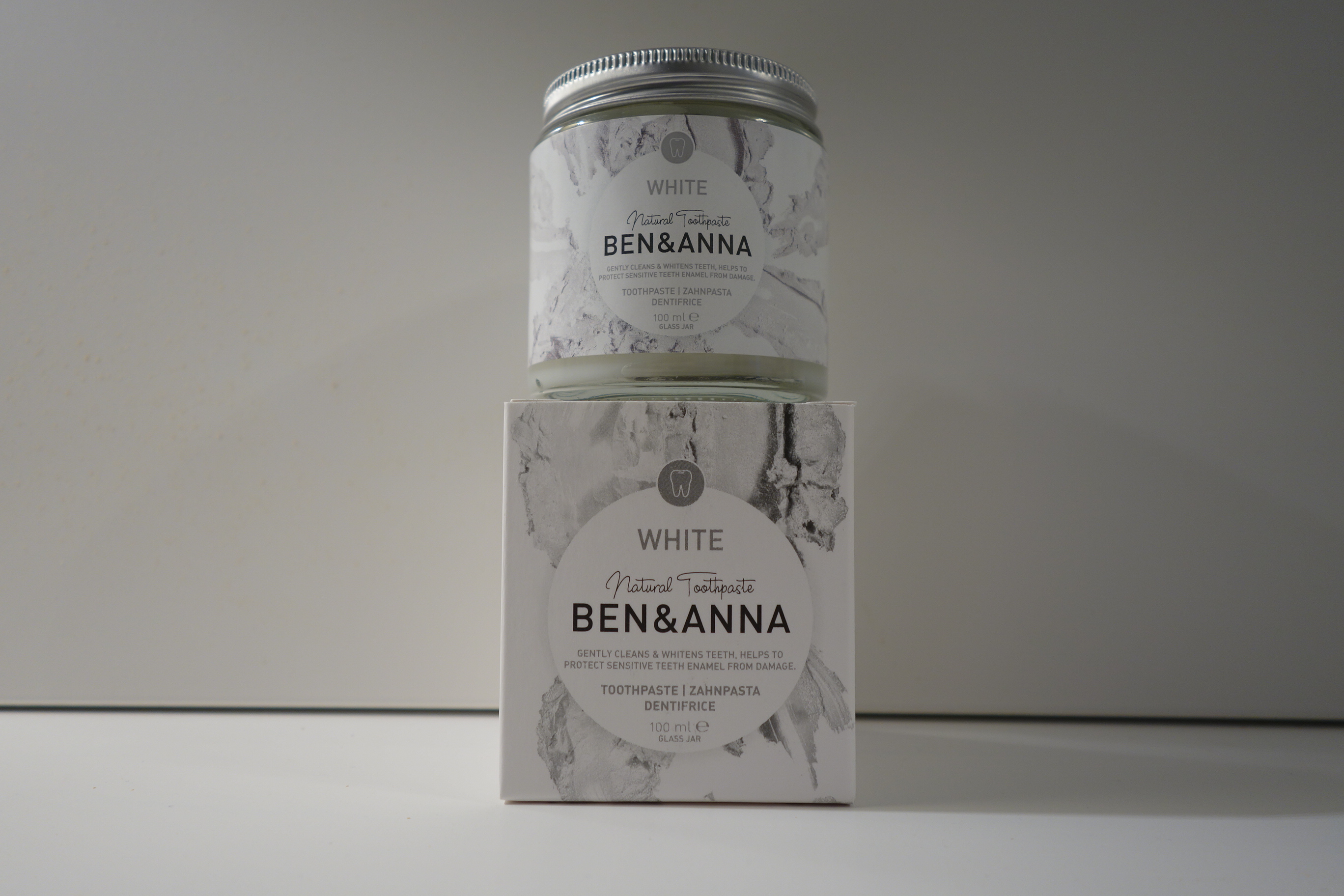 aufhellende Zahnpasta im Glas mit Minzöl & Salbei Extrakt