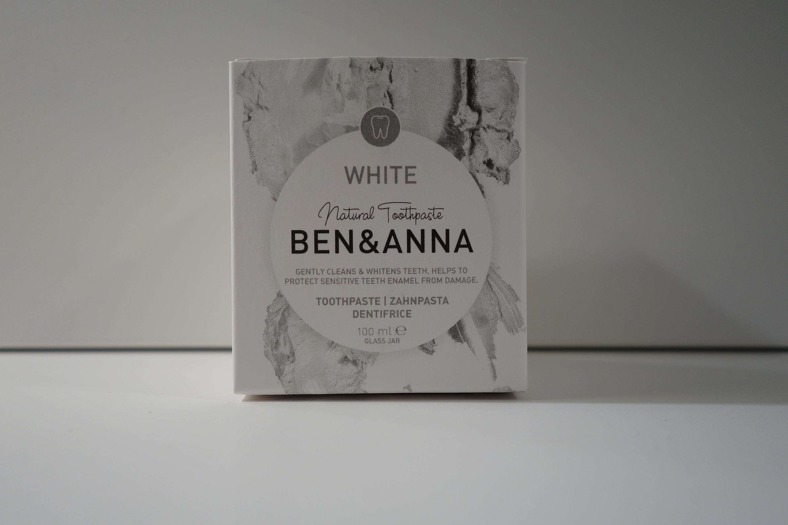 aufhellende Zahnpasta im Glas mit Minzöl & Salbei Extrakt