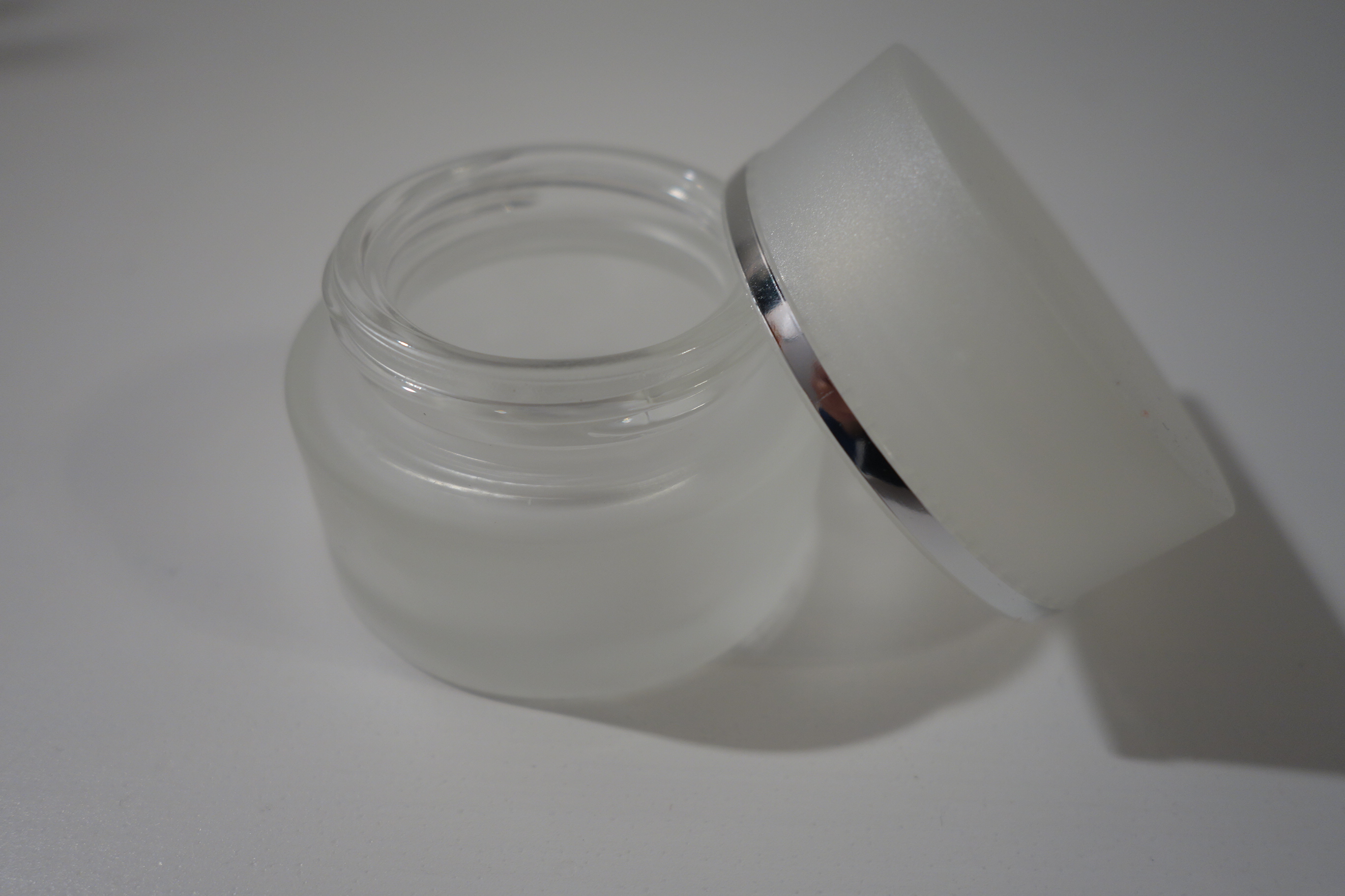 Cremetiegel 30ml mattiert mit umlaufender Silberprägung